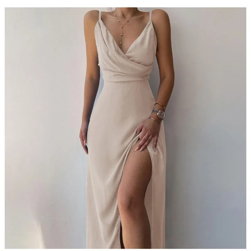 Elegancka satynowa sukienka wieczorowa z rozcięciem