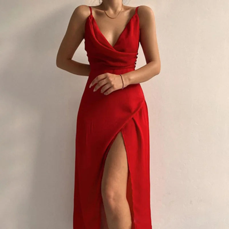 Elegancka satynowa sukienka wieczorowa z rozcięciem
