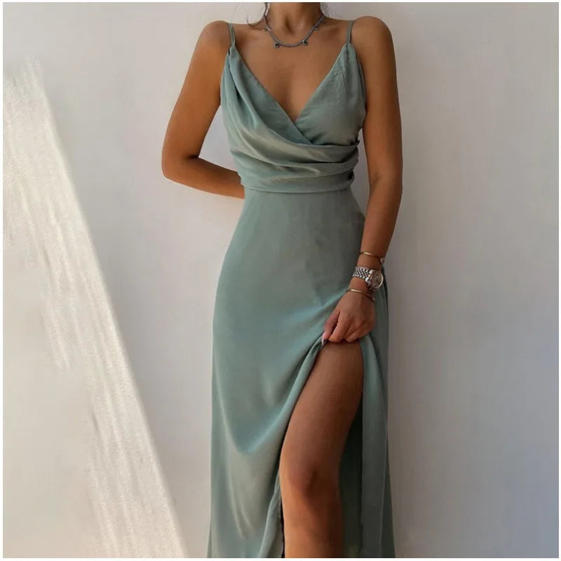 Elegancka satynowa sukienka wieczorowa z rozcięciem