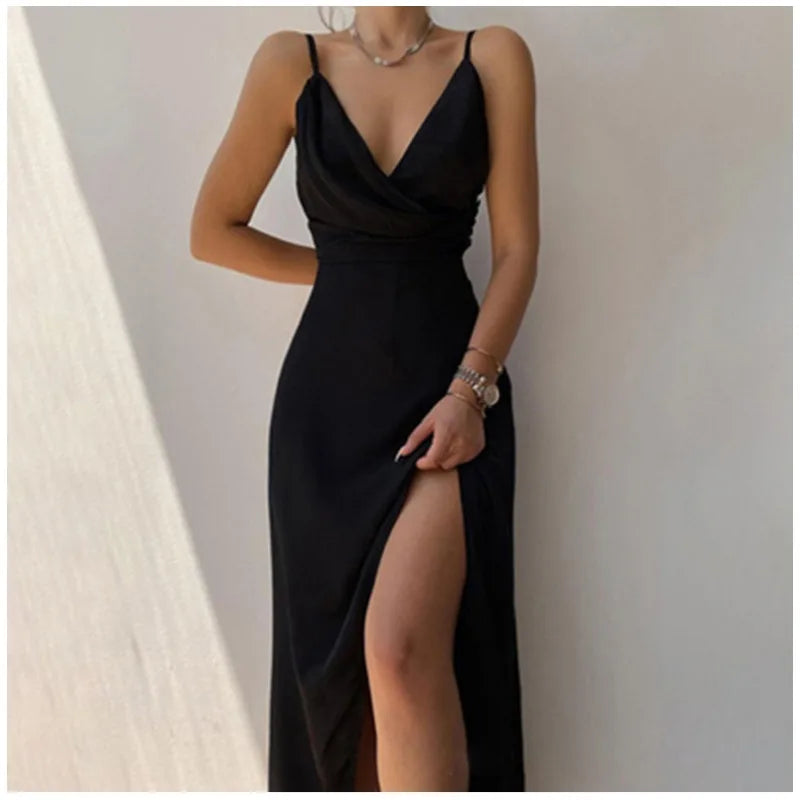 Elegancka satynowa sukienka wieczorowa z rozcięciem