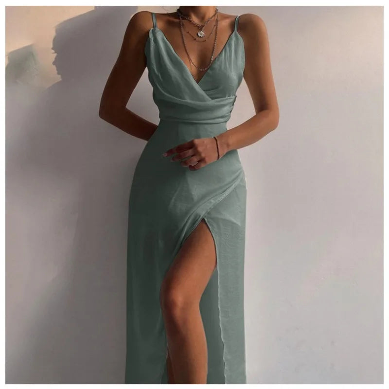 Elegancka satynowa sukienka wieczorowa z rozcięciem